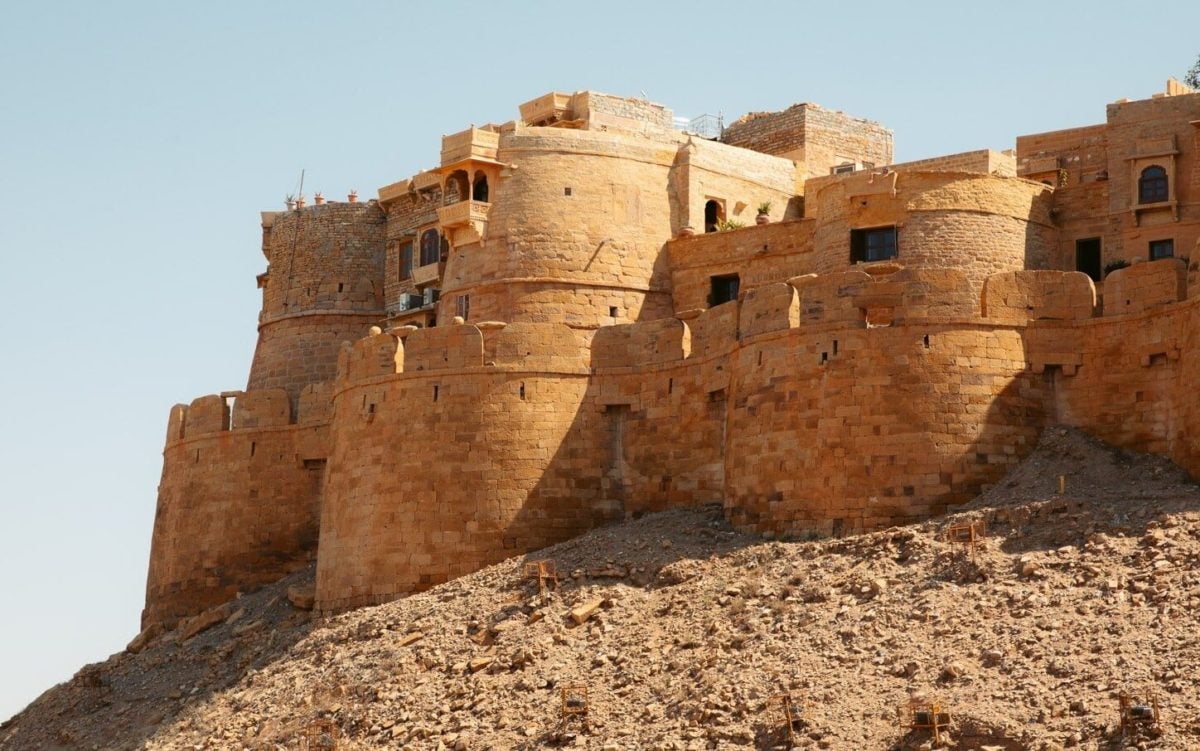 विशाल थार मरुस्थल के मध्य स्थित जैसलमेर दुर्ग (जैसलमेर का किला)