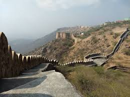 अजमेर का किला तारागढ़ (अजयमेरु दुर्ग) जिसमे आज भी राज बना है यहां की सुरंगों का जाल
